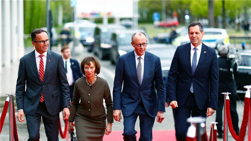 Bundeskanzler Merz (3.v.l.) und Niedersachsens Ministerpräsident Lies (4.v.l.) bei der Eröffnung der Messe – Niedersachsen ist mit 50 Prozent an der Deutschen Messe AG beteiligt. (Archivbild)