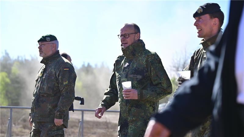 Bundeskanzler Merz besucht die Bundeswehr in Munster. 