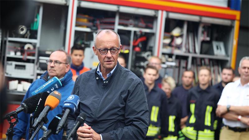 Bundeskanzler Merz dankte den zahlreichen Helferinnen und Helfern für ihren Einsatz. 