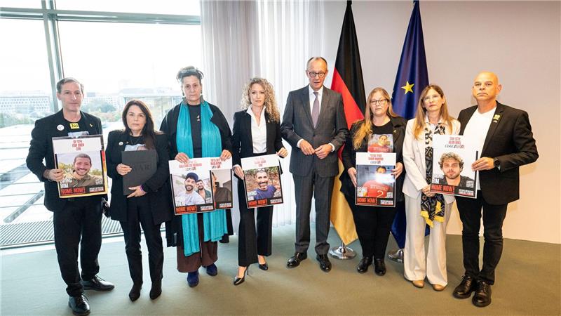 Bundeskanzler Merz empfing Angehörige deutscher Hamas-Geiseln sehr früh am morgen.