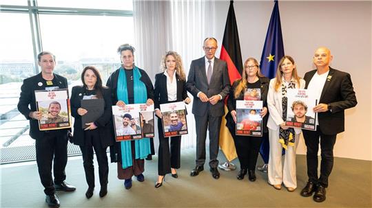 Bundeskanzler Merz empfing Angehörige deutscher Hamas-Geiseln sehr früh am morgen.