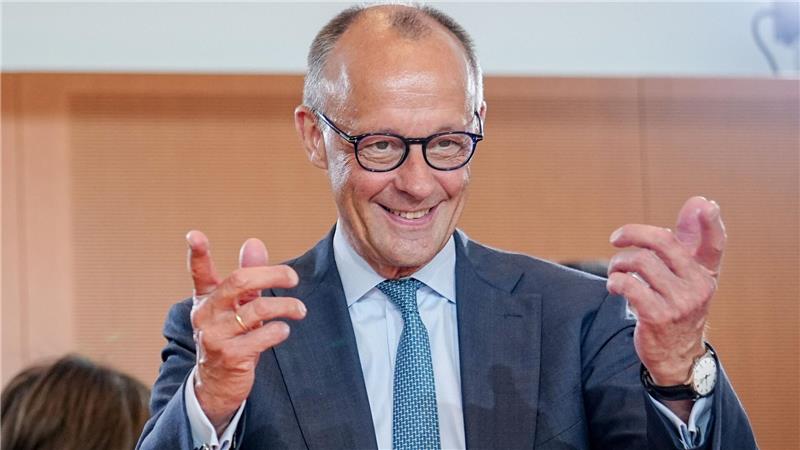 Bundeskanzler Merz gestikuliert im Kabinett