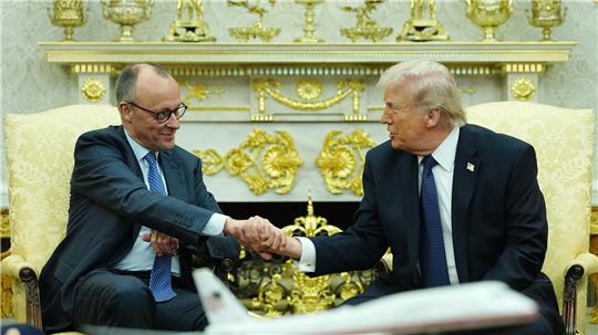 Bundeskanzler Merz (l.) ist von US-Präsident Trump empfangen worden. 