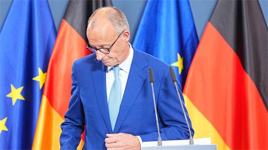 Bundeskanzler Merz verlässt nach einer Ansprache zu den Wahlen in Berlin und Mecklenburg-Vorpommern die Bühne.