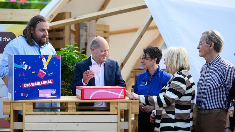 75 Jahre Grundgesetz: Berlin feiert die Verfassung Bundeskanzler Olaf Scholz (2.v.l, SPD) nahm sich Zeit für Aussteller, Bürgerinnen und Bürger.