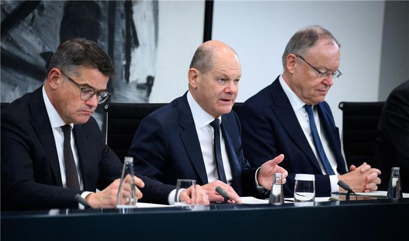 Bundeskanzler Olaf Scholz (M, SPD) äußert sich zusammen mit Boris Rhein (l, CDU), Ministerpräsident von Hessen, und Stephan Weil (SPD), Ministerpräsident von Niedersachsen, nach dem Bund-Länder-Gipfel im Bundeskanzleramt.