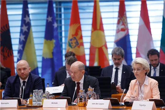 Bundeskanzler Olaf Scholz (M, SPD) spricht zum Auftakt des Westbalkan-Gipfels.