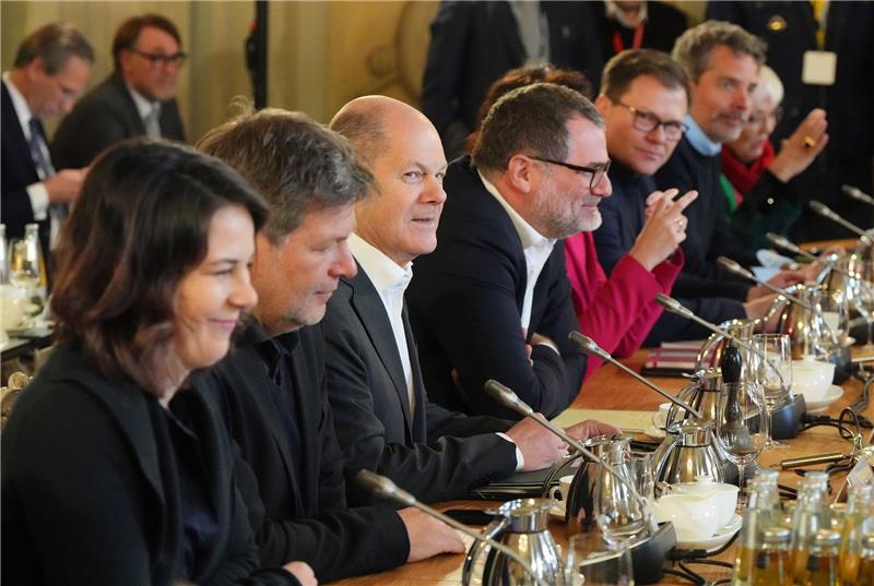 Bundeskanzler Olaf Scholz (M) eröffnet im Gästehaus der Bundesregierung in Meseberg die Klausurtagung des Bundeskabinetts.