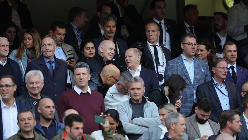Noch keine EM-Euphorie: DFB-Auswahl trifft nicht ins Tor Bundeskanzler Olaf Scholz (M) und DFB-Präsident Bernd Neuendorf unterhalten sich vor Beginn der Partie.