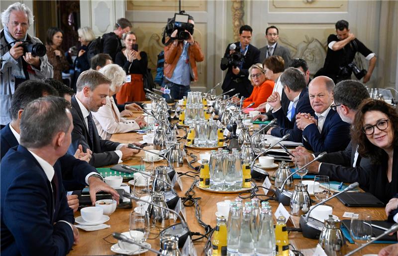Bundeskanzler Olaf Scholz (SPD, 3.v.r.), Robert Habeck (Bündnis 90/Die Grünen, 4.v.r.), Bundesminister für Wirtschaft und Klimaschutz, Christian Lindner (FDP, 4.v.l.), und die anderen Minister treffen sich zur Kabinettsklausur im Schloss. Beraten wird unter anderem über die Energieversorgung im Herbst und Winter, die Nationale Sicherheitsstrategie, die beruflichen Bildung und eine Digitalstrategie. Foto: Tobias Schwarz/POOL-AFP/dpa