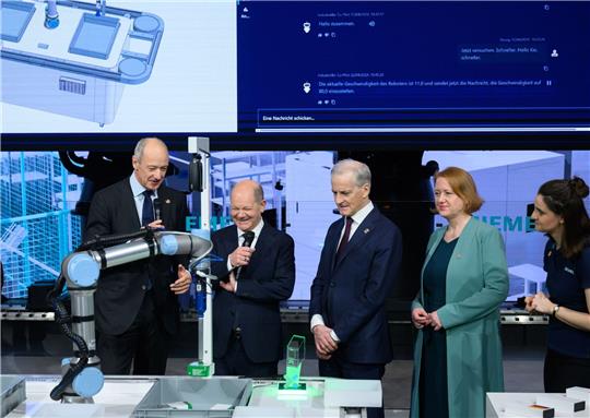 Bundeskanzler Olaf Scholz (SPD), Jonas Gahr Støre, Ministerpräsident von Norwegen und Bundesbildungsministerin Lisa Paus (Grüne) am Stand von Siemens. Links: Der CEO von Siemens, Roland Busch.