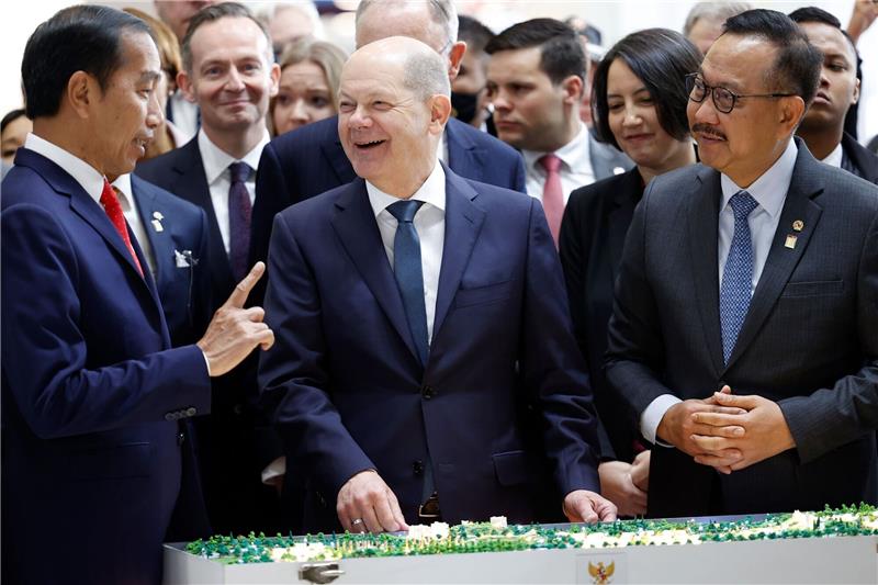 Kanzler Scholz würdigt Partnerschaft mit Indonesien Bundeskanzler Olaf Scholz (SPD, M) neben Joko Widodo (l), Präsident von Indonesien, bei der Industriemesse Hannover Messe.