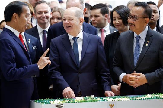 Bundeskanzler Olaf Scholz (SPD, M) neben Joko Widodo (l), Präsident von Indonesien, bei der Industriemesse Hannover Messe.