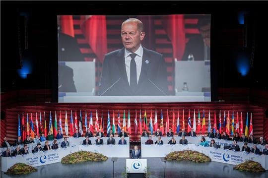 Bundeskanzler Olaf Scholz (SPD, M) spricht beim Gipfel des Europarates in Islands Hauptstadt Reykjavik.