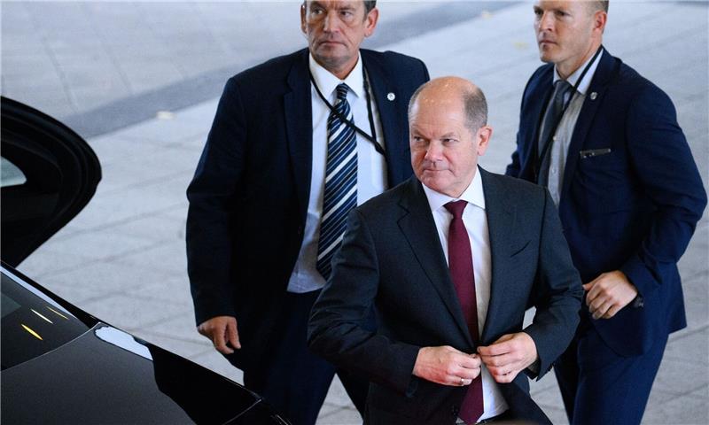 Wie werden Politiker in Deutschland geschützt? Bundeskanzler Olaf Scholz (SPD, M) wird rund um die Uhr von mehreren Personenschützern bewacht (Archivbild).