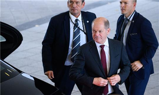 Bundeskanzler Olaf Scholz (SPD, M) wird rund um die Uhr von mehreren Personenschützern bewacht (Archivbild).