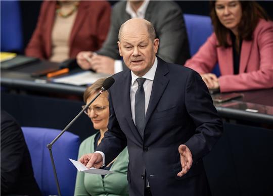 Bundeskanzler Olaf Scholz (SPD) bei der Befragung der Bundesregierung im Deutschen Bundestag.