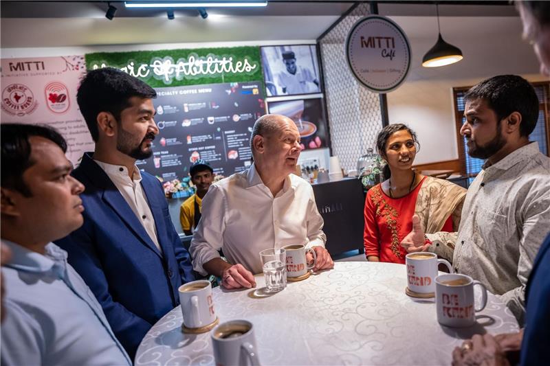 Warum Deutschland auf Indiens Fachkräfte setzt Bundeskanzler Olaf Scholz (SPD) bei einem Gespräch mit indischen Fachkräften 2023.