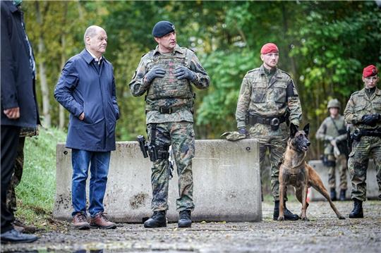 Bundeskanzler Olaf Scholz (SPD) beobachtet eine Fähigkeitsdemonstration der Territorialen Verfügungsgruppe auf dem Militärflughafen Köln-Wahn.