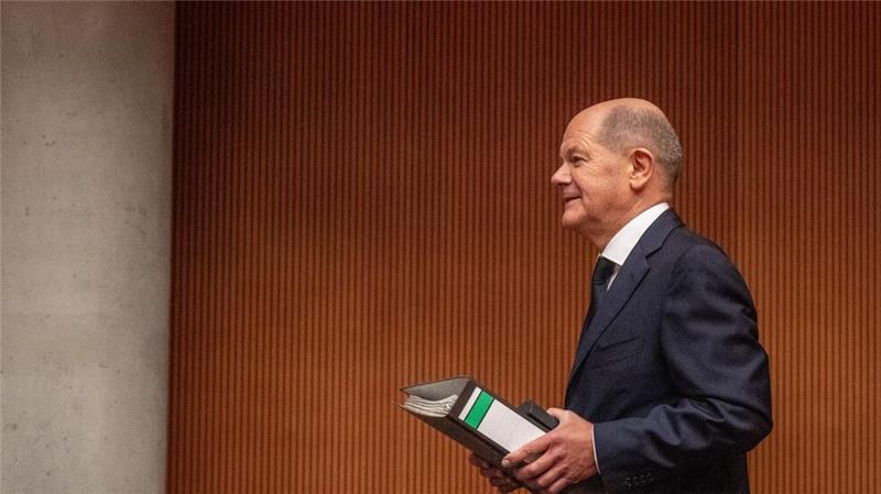 Bundeskanzler Olaf Scholz (SPD) bringt einen Aktenordner mit Unterlagen mit zu seiner Vernehmung als Zeuge im Afghanistan-Untersuchungsausschuss des Bundestages.