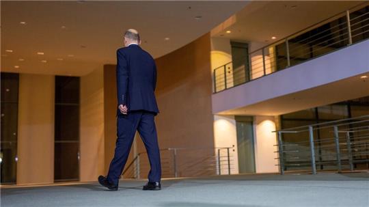 Bundeskanzler Olaf Scholz (SPD), geht nach einem Krisentreffen des Koalitionsausschusses der Ampelkoalition.