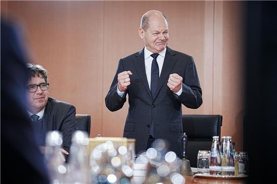 Bundeskanzler Olaf Scholz (SPD) hält  anlässlich des ersten Geburtstags der Ampelkoalition eine kurze Ansprache im Bundeskanzleramt.
