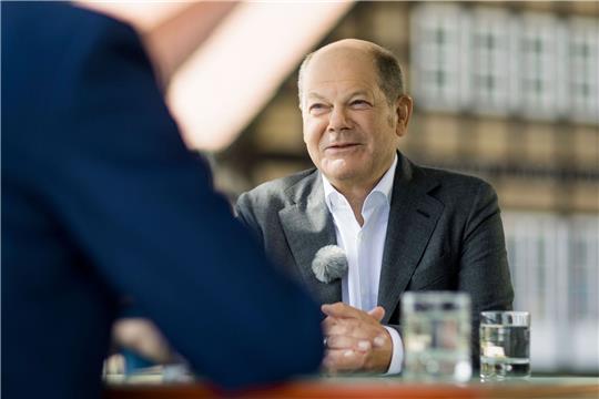 Bundeskanzler Olaf Scholz (SPD) im «Berlin direkt»-Sommerinterview des ZDF mit Theo Koll, Leiter ZDF-Hauptstadtstudio Berlin.