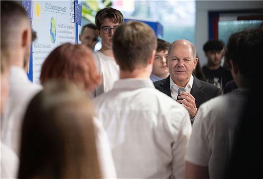 Bundeskanzler Olaf Scholz (SPD) im Gespräch mit Schülern in einem beruflichen Schulzentrum im baden-württembergischen Sindelfingen.