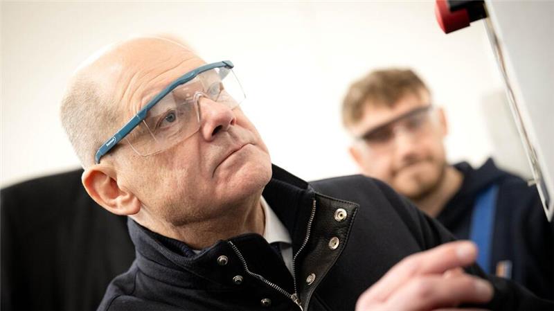 Scholz besucht Lloyd Werft in Bremerhaven Bundeskanzler Olaf Scholz (SPD, l.), Spitzenkandidat seiner Partei für die Bundestagswahl, hat sich bei einem Besuch der Lloyd Werft in Bremerhaven auch die Ausbildungswerkstatt angesehen.