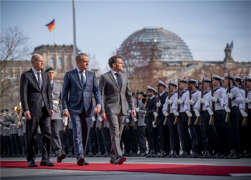 Bundeskanzler Olaf Scholz (SPD, l) empfängt Frankreichs Präsident Emmanuel Macron (r) und Polens Ministerpräsident Donald Tusk zu einem gemeinsamen Treffen.