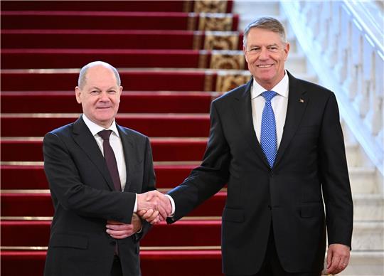 Bundeskanzler Olaf Scholz (SPD, l) und Klaus Iohannis, Präsident von Rumänien, während des Antrittsbesuchs des deutschen Politikers in der Ehrenhalle des Cotroceni-Palastes in Bukarest.