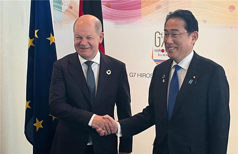 Scholz trifft japanischen Regierungschef Kishida Bundeskanzler Olaf Scholz (SPD, l) und der japanische Ministerpräsident Fumio Kishida bei einem bilateralen Treffen unmittelbar vor Beginn des G7-Gipfels in Hiroshima, Japan.