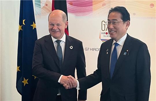 Bundeskanzler Olaf Scholz (SPD, l) und der japanische Ministerpräsident Fumio Kishida bei einem bilateralen Treffen unmittelbar vor Beginn des G7-Gipfels in Hiroshima, Japan.