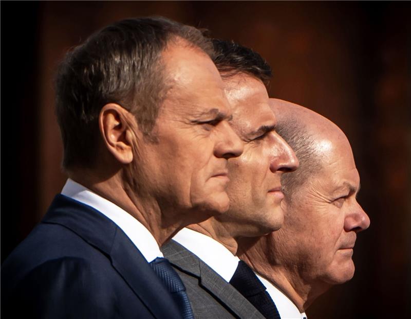 Scholz, Macron und Tusk beschwören Zusammenhalt Bundeskanzler Olaf Scholz (SPD, r) empfängt Frankreichs Präsident Emmanuel Macron (M) und Polens Ministerpräsident Donald Tusk vor dem Kanzleramt zu einem gemeinsamen Treffen.
