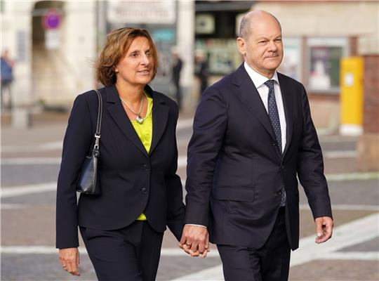 Bundeskanzler Olaf Scholz (SPD, r) und seine Ehefrau Britta Ernst feierten im Dezember 2023 feierten Silberhochzeit.