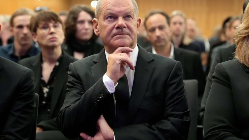 Bundeskanzler Olaf Scholz (SPD) sagt zu, die Politik werde aus dem Verbrechen Lehren ziehen. 