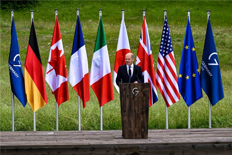 Scholz’ Gipfelbilanz: Was der Kanzler erreicht hat Bundeskanzler Olaf Scholz (SPD) spricht auf einer Pressekonferenz zum Abschluss des G-7-Gipfels auf Schloß Elmau. Foto: picture alliance/dpa | Peter Kneffel