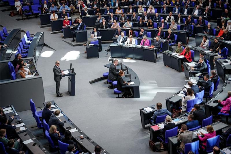 Bundeskanzler Olaf Scholz (SPD) spricht bei der Generaldebatte des Bundestags.