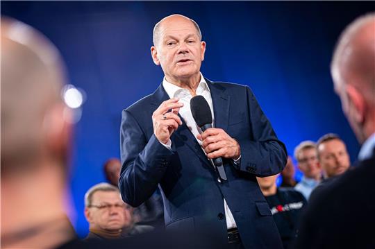 Bundeskanzler Olaf Scholz (SPD) spricht bei einem Bürgergespräch in der Stadthalle Gifhorn.