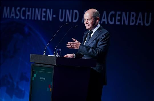 Bundeskanzler Olaf Scholz (SPD) spricht beim 13. Deutschen Maschinenbaugipfel des Verbands Deutscher Maschinen- und Anlagenbau (VDMA) zu den Teilnehmern.