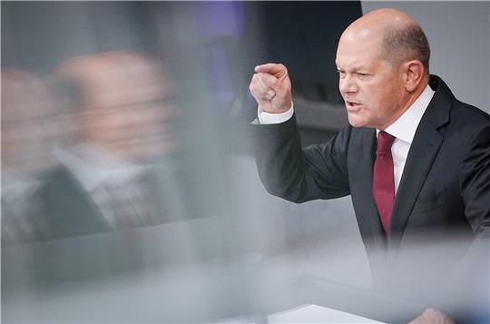 Bundeskanzler Olaf Scholz (SPD) spricht in der Generaldebatte zum Haushalt im Bundestag. Foto: Kay Nietfeld/dpa