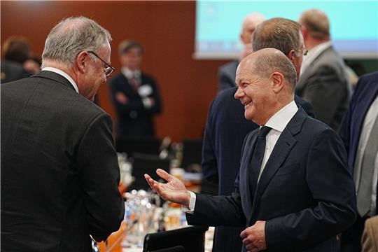 Bundeskanzler Olaf Scholz (SPD) spricht mit Niedersachsens Ministerpräsident Stephan Weil (l, SPD).