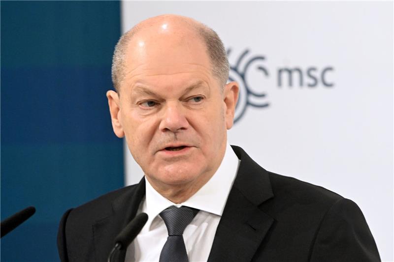 Bundeskanzler Olaf Scholz (SPD) spricht während der 60. Münchner Sicherheitskonferenz (MSC).