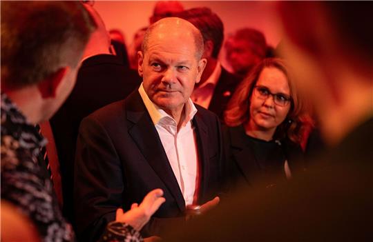Bundeskanzler Olaf Scholz (SPD) spricht zu Mitarbeitern von RWE.
