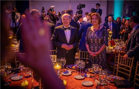 Bundeskanzler Olaf Scholz (SPD) steht bei der Verleihung des Global Citizen Award in New York neben seiner Frau Britta Ernst.