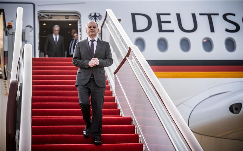 Scholz zu dreitägigem Besuch in China eingetroffen Bundeskanzler Olaf Scholz (SPD) steigt am Flughafen von Chongqing in China aus dem Flugzeug.