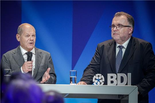 Bundeskanzler Olaf Scholz (SPD) und BDI-Präsident Siegfried Russwurm nehmen am BDI-Tag der deutschen Industrie teil.