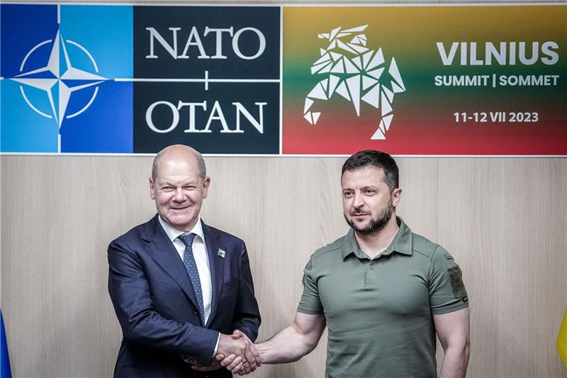 Nato plant den Abwehrkrieg gegen Russland Bundeskanzler Olaf Scholz (SPD) und der ukrainische Präsident Wolodymyr Selenskyj am Rande des Nato-Gipfels.