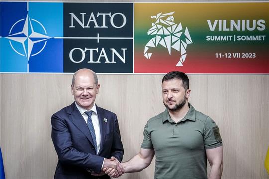 Bundeskanzler Olaf Scholz (SPD) und der ukrainische Präsident Wolodymyr Selenskyj am Rande des Nato-Gipfels.