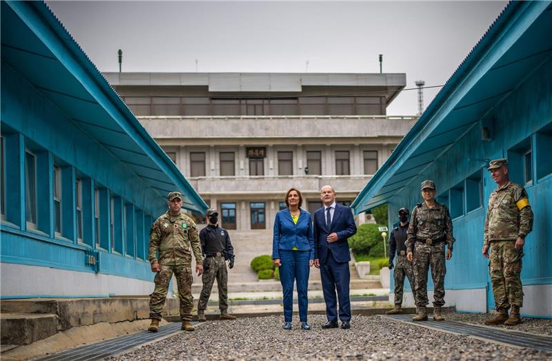 Scholz fordert von Nordkorea Ende der Atom- und Raketentests Bundeskanzler Olaf Scholz (SPD) und seine Frau Britta Ernst stehen beim Besuch der entmilitarisierten Zone an der Grenze zu Nordkorea.